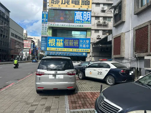 新莊分局前車禍!休旅車暴衝人行道撞2行人 1女慘壓車底頸腰受傷送醫
