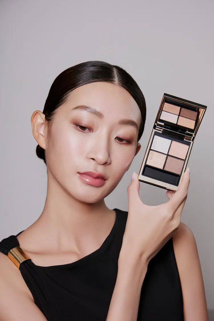 SUQQU晶采盈緻眼彩盤，2600元。品牌提供