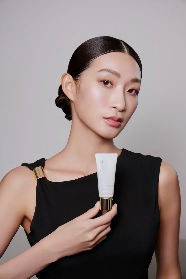 SUQQU晶采艷澤修顏乳，2850元。品牌提供