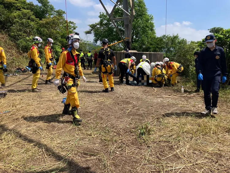 死者遺體被移下地面。桃園市消防局提供