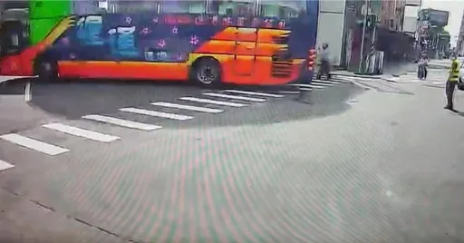 桃園女碰撞遊覽車遭捲車底內臟破裂 家屬怒控「駕駛倒車2度輾壓」致死