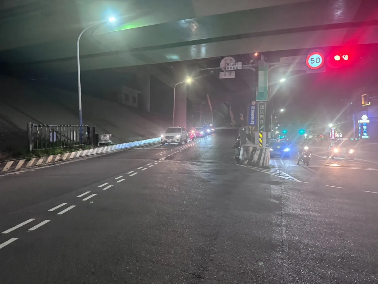 二重疏洪道9号越堤道入口设有禁止35吨以上联结车进入的警示标志。翻摄画面