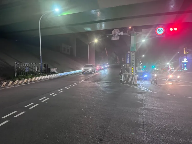 二重疏洪道9號越堤道入口設有禁止35噸以上聯結車進入的警示標誌。翻攝畫面