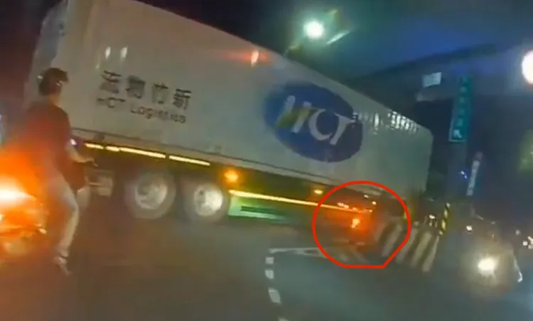 貨運曳引車右轉碰撞機車之後整個「吞沒」，一旁女子目睹驚險瞬間大喊「好恐怖！」。翻攝畫面