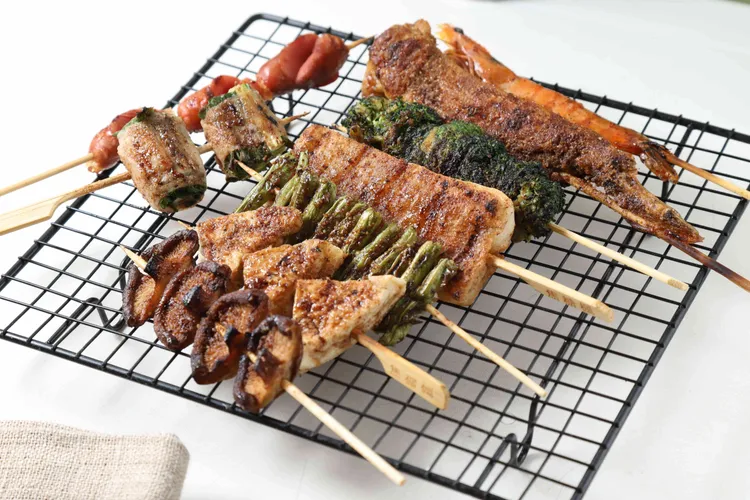 期間消費滿額加10元就能隨機抽選7款人氣串燒。焦糖楓提供