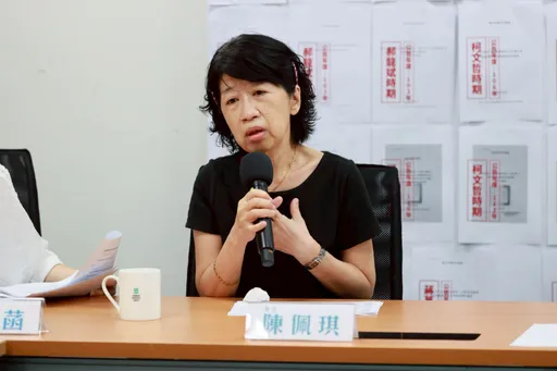 陈佩琪哭喊「拿柯文哲照片去天安门」!抗议赖政府害家破人亡