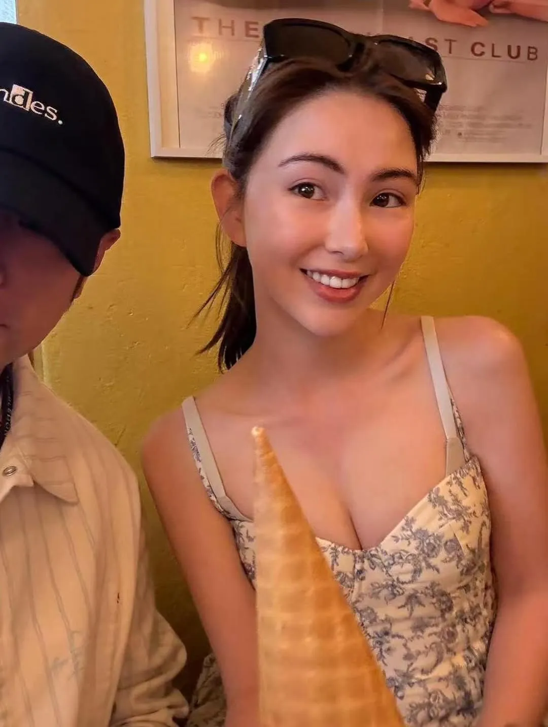 昆凌和1名男子的合照,男子半張臉被裁掉,周董忍不住回文抗議。翻攝《hannah_quinlivan》的IG