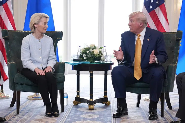 歐盟執委會主席范德賴恩（左）雙手貼腿，非常恭敬的與美國總統川普談判。美聯社