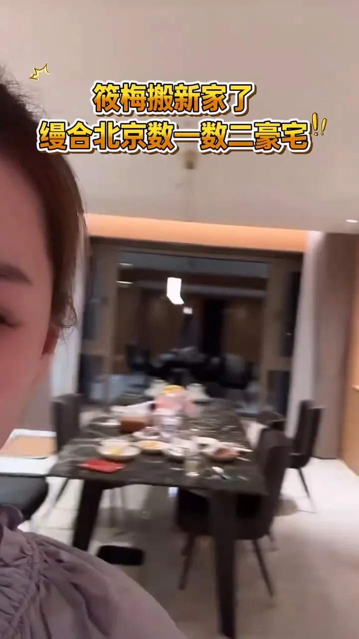 餐厅摆著长餐桌。翻摄抖音