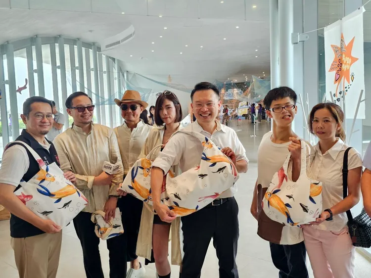 蘇俊賓(右三)為桃園海客季活動助勢。客家局提供