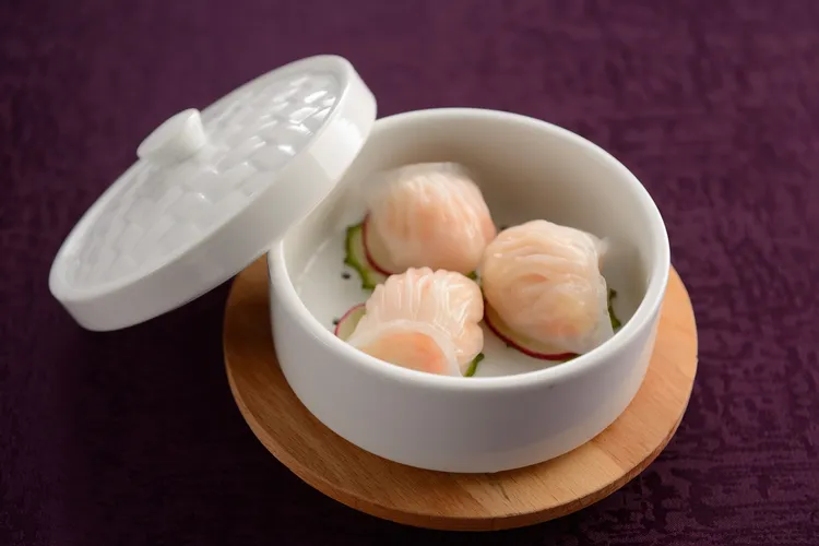 台北美福大飯店潮粵坊餐廳於今年暑假推出限時「嘆早茶」活動，首推榮登消費者人氣必點的原籠蝦餃皇，入口鮮味滿溢。台北美福大飯店提供