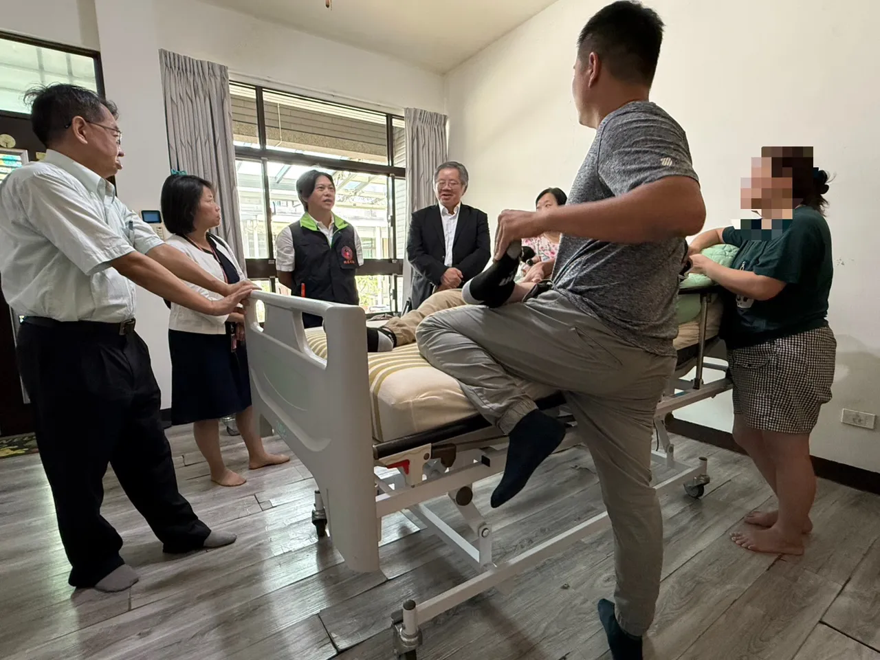 小明爸爸为儿子复健。桃园地检署提供