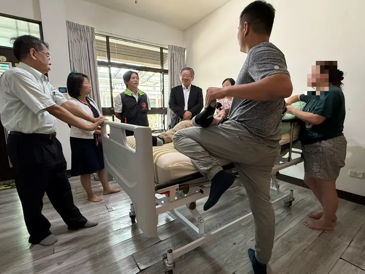 小明爸爸為兒子復健。桃園地檢署提供