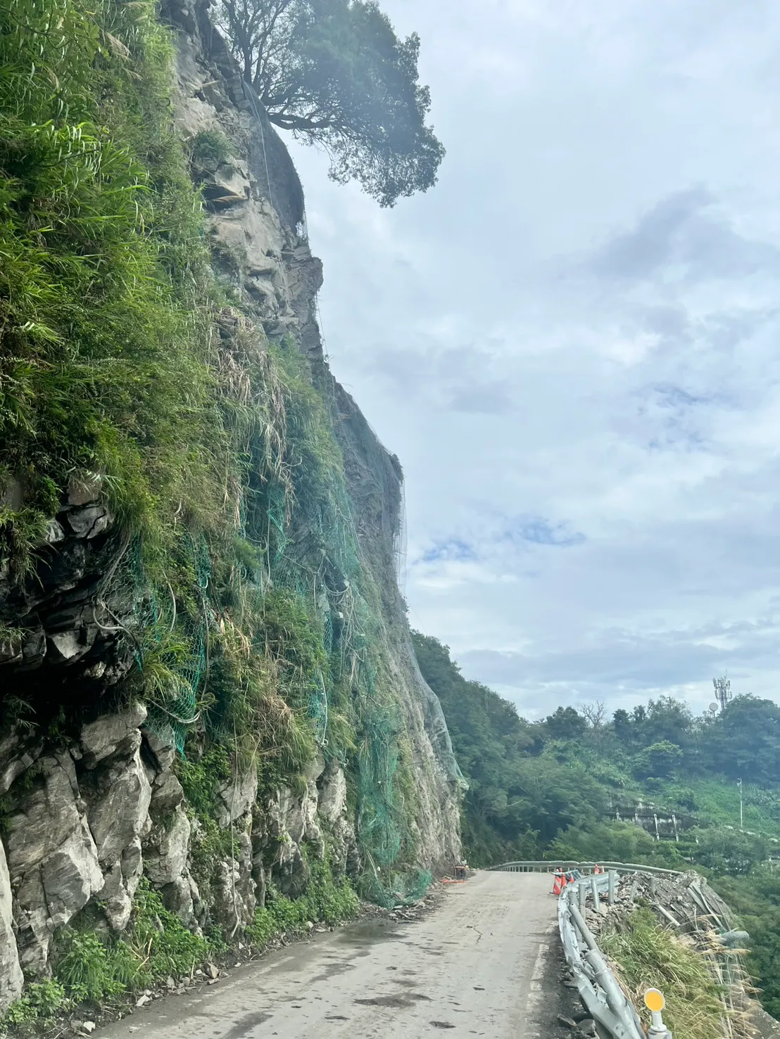 1名施工人员遭落石集中头部身亡。民众提供