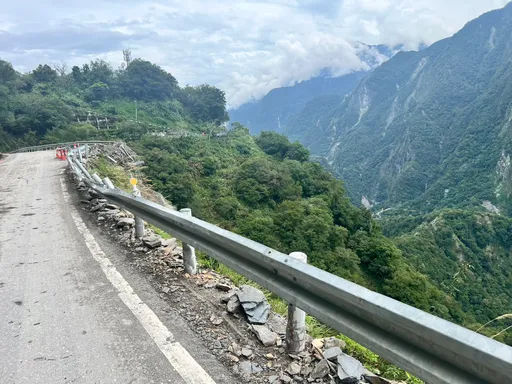 台8線中橫公路施工傳意外 1工人遭落石砸頭亡