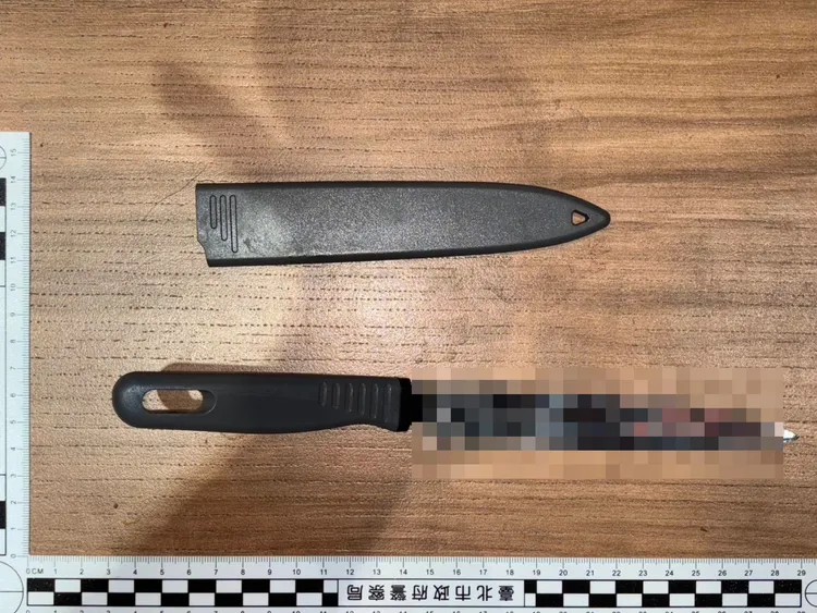 男子持水果刀刺傷警員。警方提供