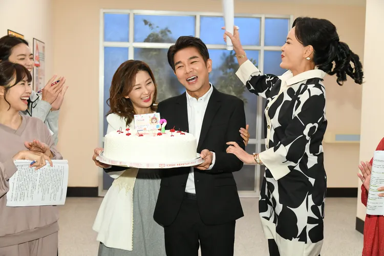 謝承均端蛋糕為陳珮騏，岳虹（右）在旁搞笑。三立提供