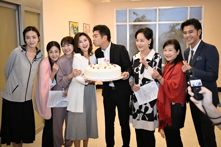 《百味人生》劇組人員替陳珮騏歡樂慶生。三立提供