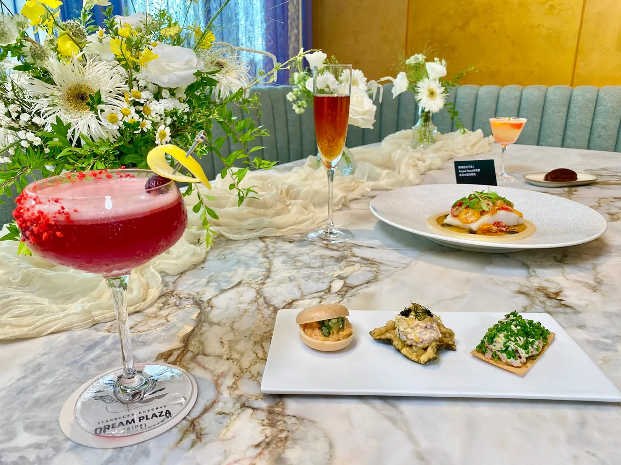 「星璨飨宴套餐」包含迎宾饮料、前菜小点3式、主菜1式等菜色。庄伟祺摄