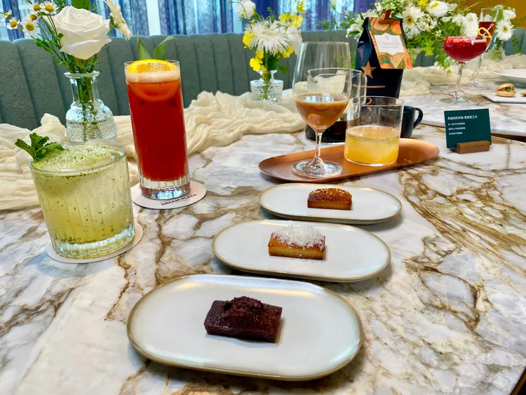 「典藏咖啡序曲套餐」包含迎賓飲料、前菜小點3式、同款典藏咖啡豆使用3種不同調理法，分別搭配結合烏魚子等風味的3款費南雪。莊偉祺攝