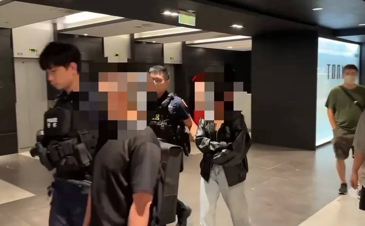 菲籍「S」男（右）遭警方送辦並遣返出境。警方提供