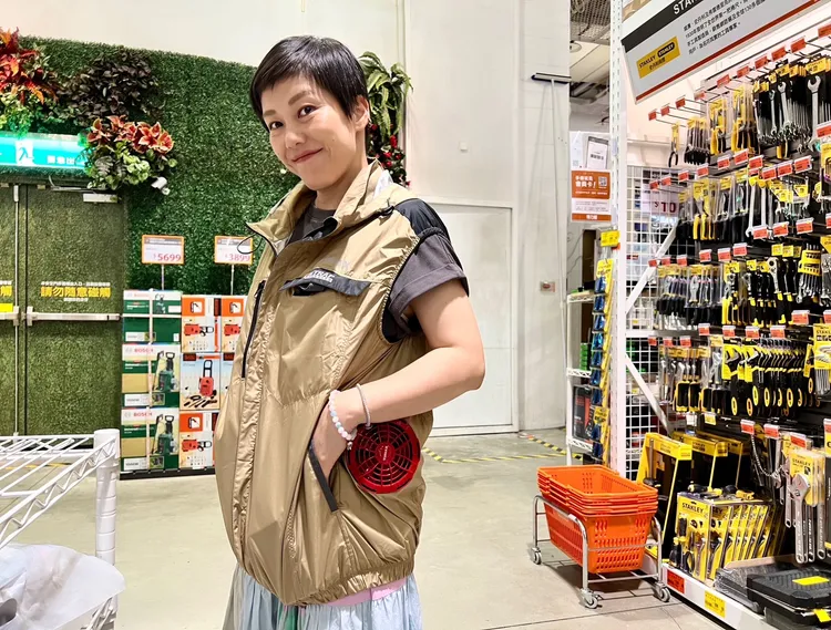 針對手作職人系老爸，特力屋推薦今夏最新上市「TUMAX風扇衣」，其輕盈、速乾透氣防潑水材質，在腰側配置強力風扇形成循環氣流，能加速排汗、有效降溫。業者提供