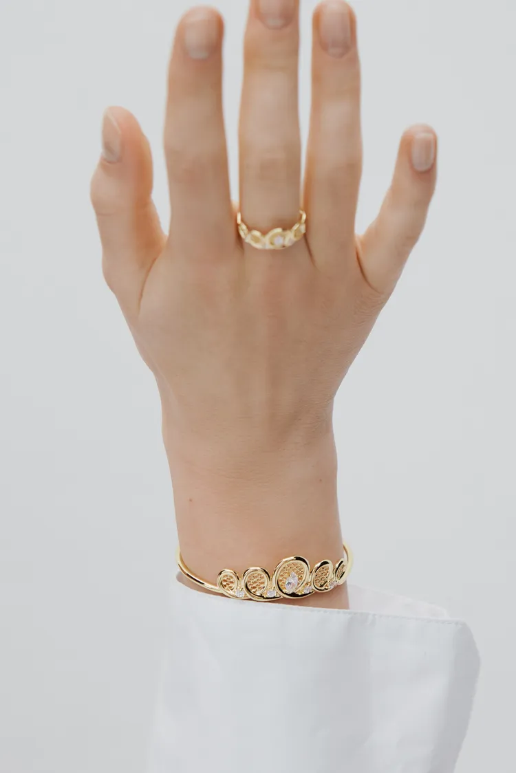 柔美的弧線描繪首席舞者步入聚光燈下的優雅瞬間。品牌提供