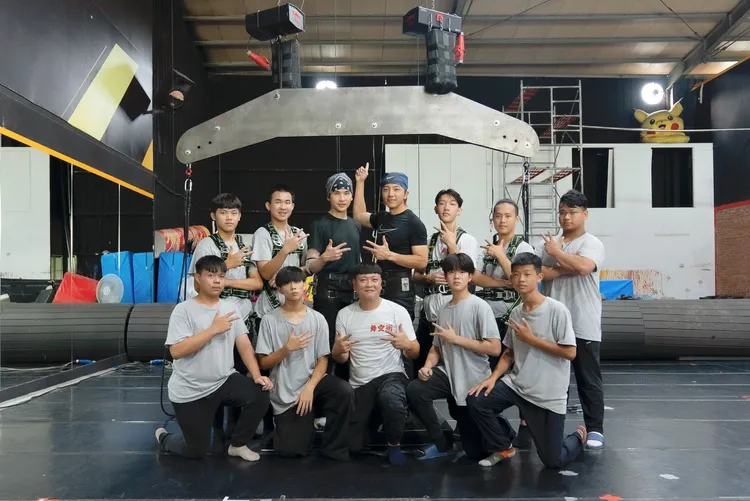 Eenergy牛奶、坤達特訓數月，與老師們合影。相信音樂提供