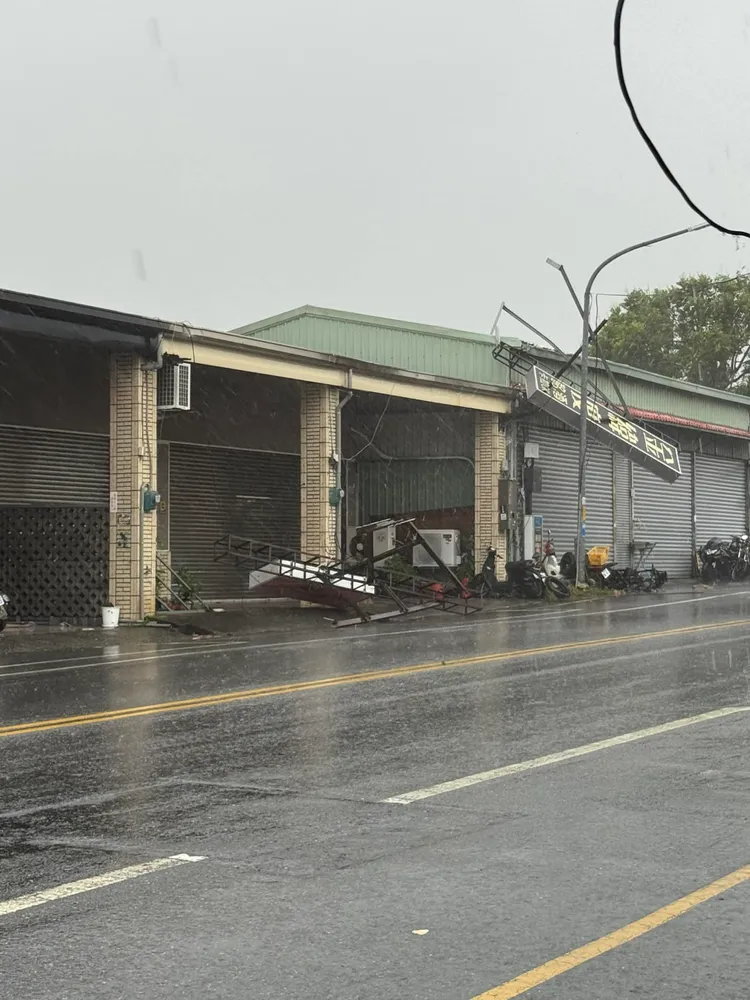 台東路上招牌、鐵架搖搖欲墜。翻攝台東大小事臉書