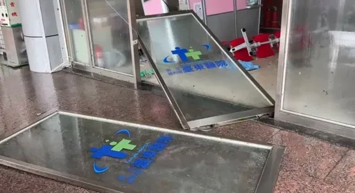 楊柳肆虐!台東醫院玻璃門被吹破 他示警鐵皮成「風中的血滴子」