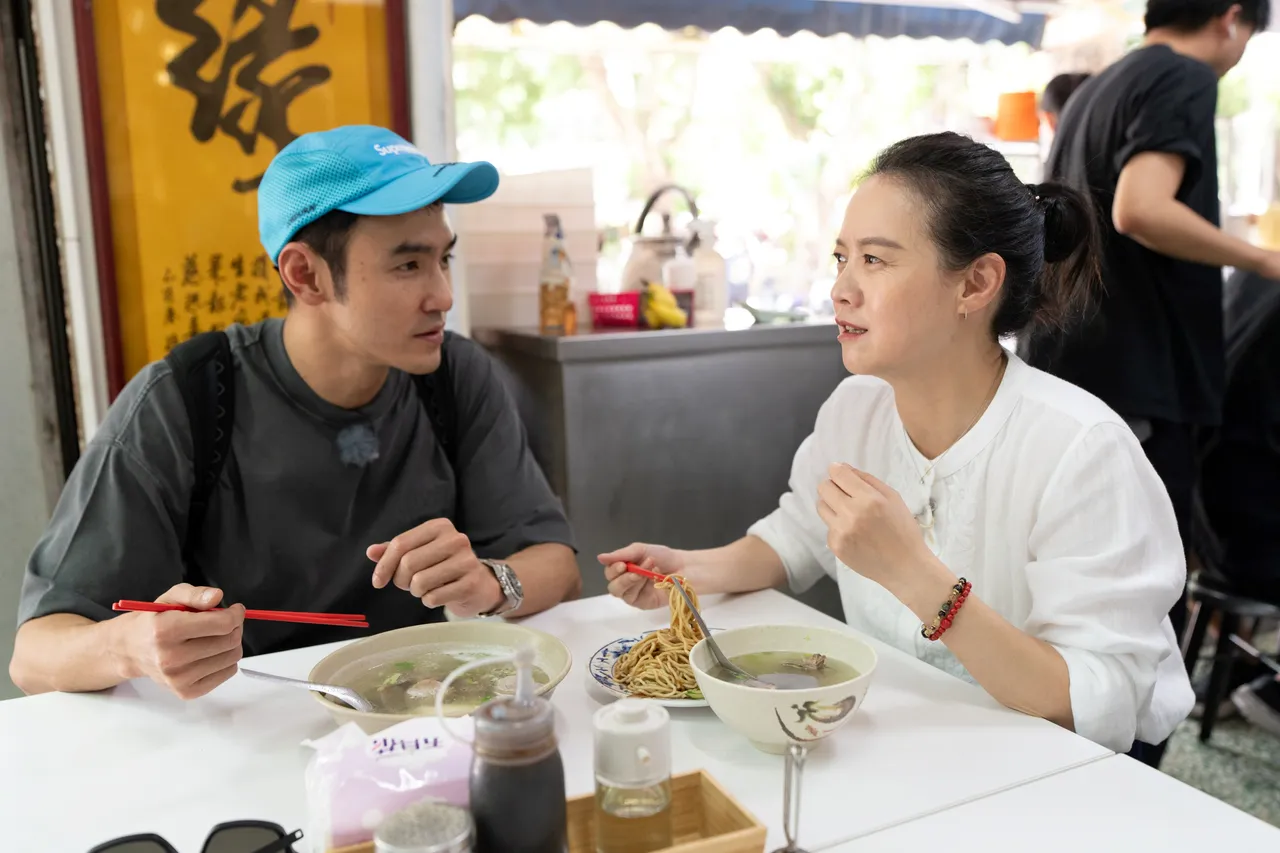 阮經天(左)帶曾寶儀吃涼麵,邊吃邊聊。三立、MyVideo提供