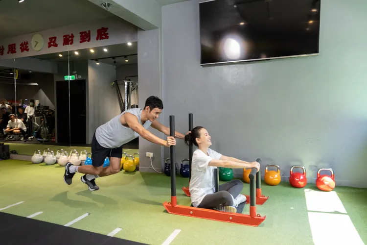 阮經天（左）帶曾寶儀去健身。三立、MyVideo提供