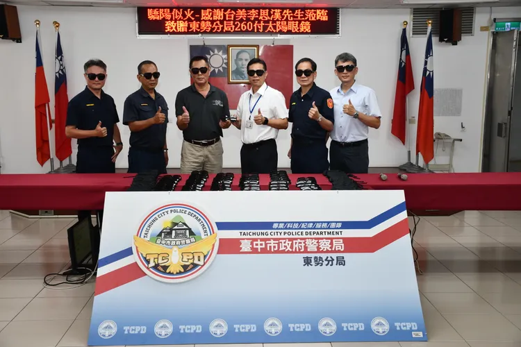 台美眼鏡公司董事長李思漢（左三）致贈東勢分局太陽眼鏡，分局長蘇玉坪（右三）致贈感謝狀。警方提供