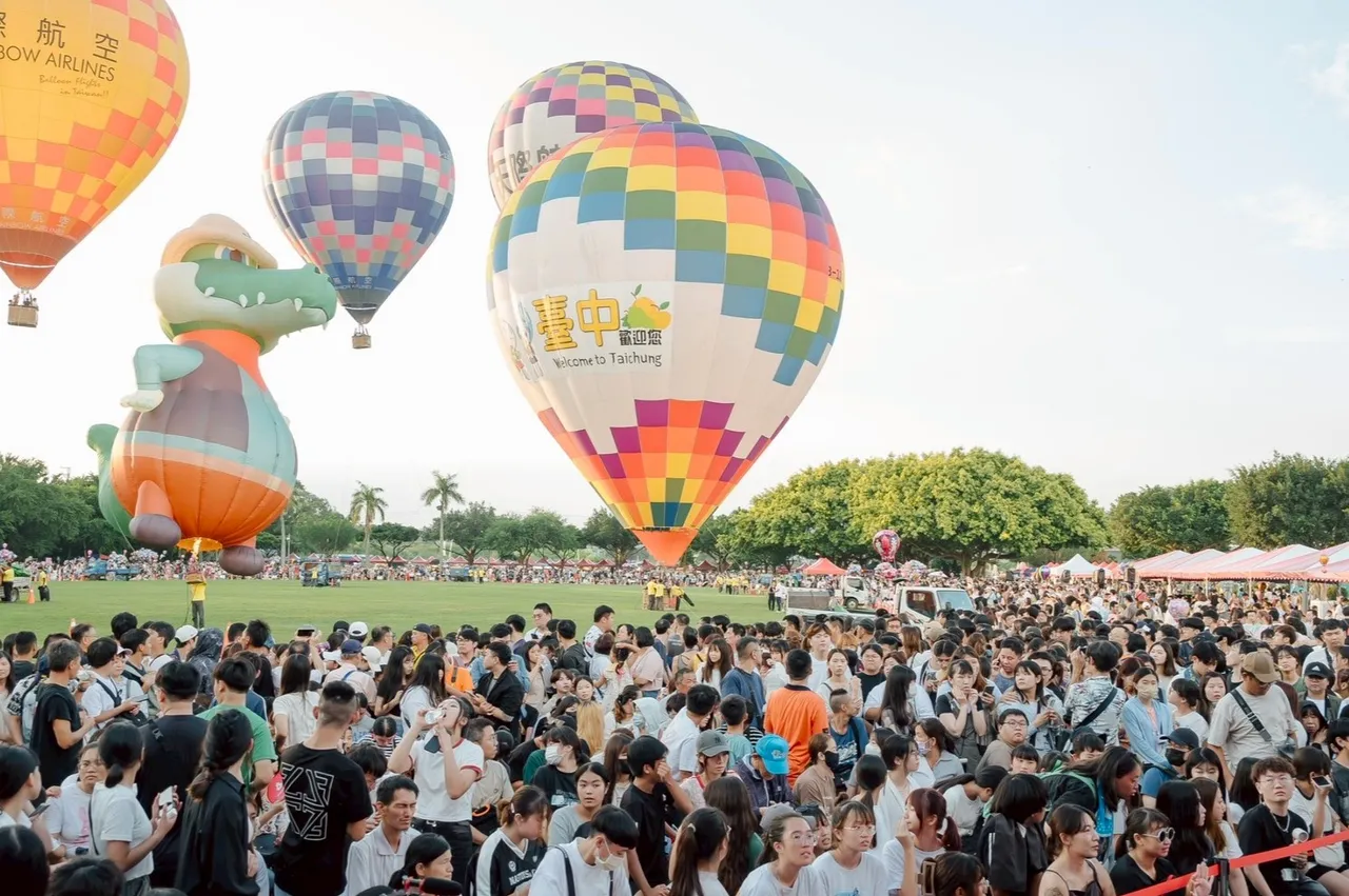 台中石岡熱氣球嘉年華人氣爆棚,開幕2天已吸引19萬人次。市府提供