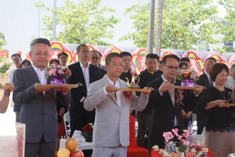 泰嘉開發董事長呂金發(中)指出，三家建商將打造具備國際等級建築。葉家銘攝