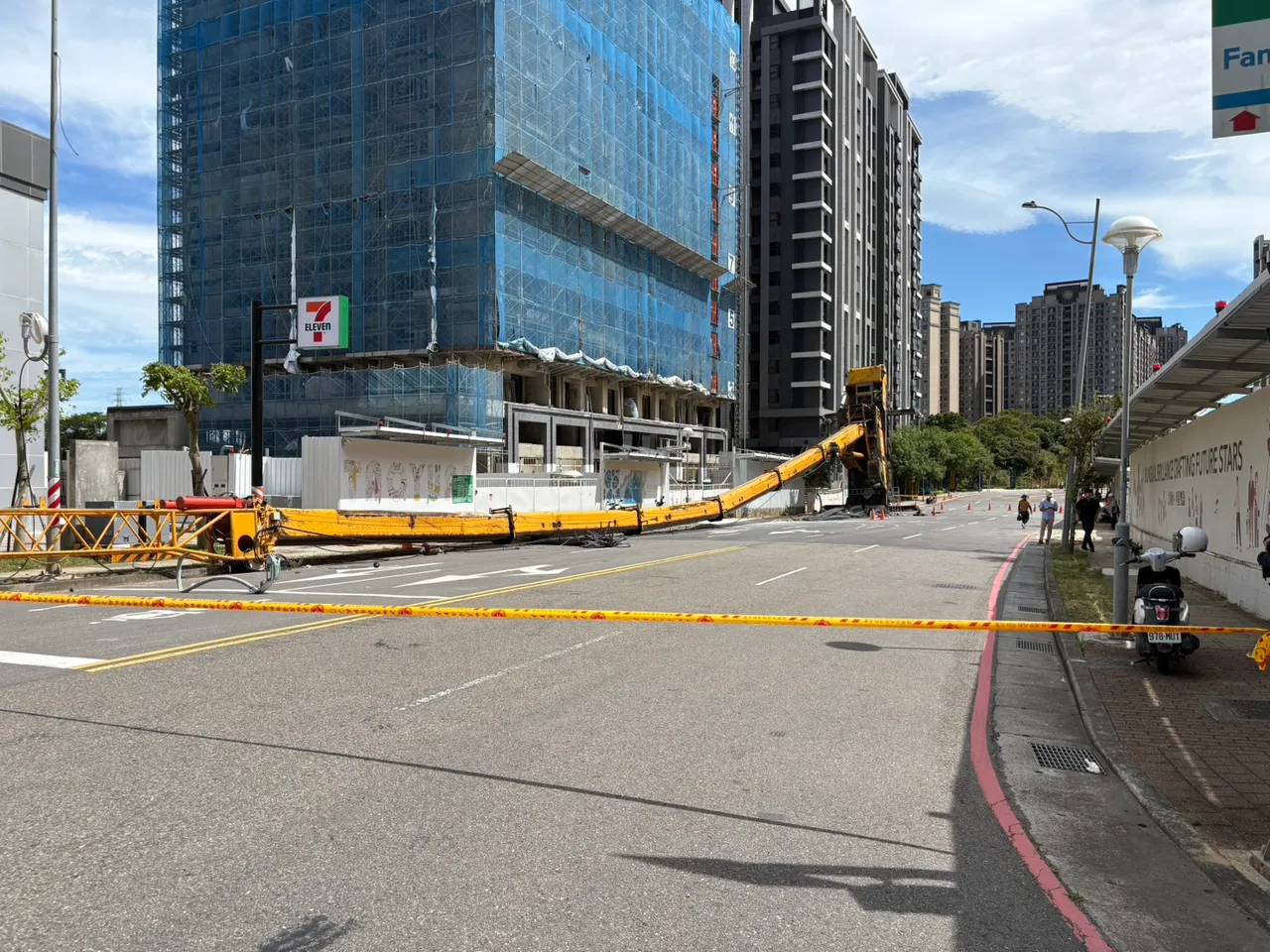 現場拉起封鎖線。桃園市消防局提供
