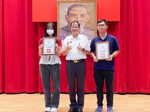 台湾有爱!公车乘客突倒地无心跳 女学生、外送员联手成功救命获表扬