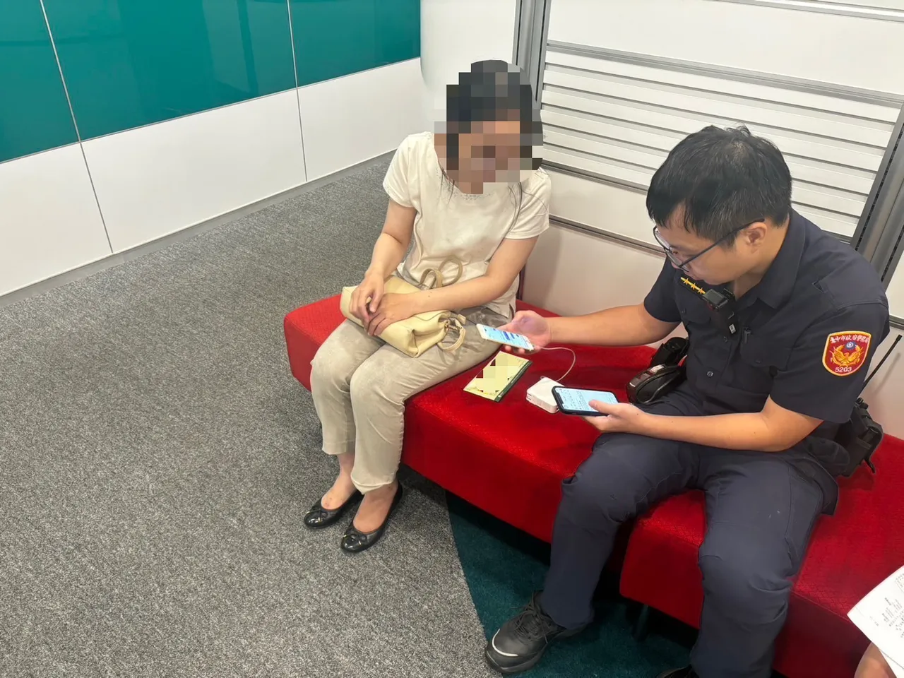 警员与行员向民众解说诈团手法。翻摄画面