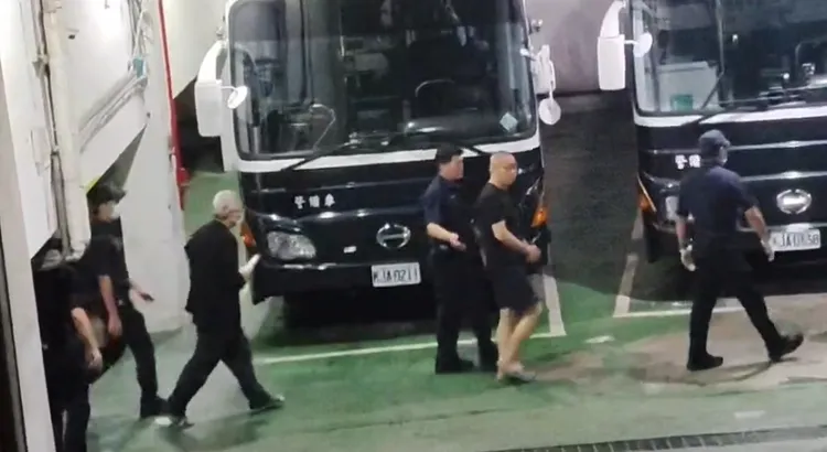 傍晚開庭結束，柯文哲（左2、短褲者）與前綠委陳歐珀（左1、白髮者）一同還押北所。張欽攝