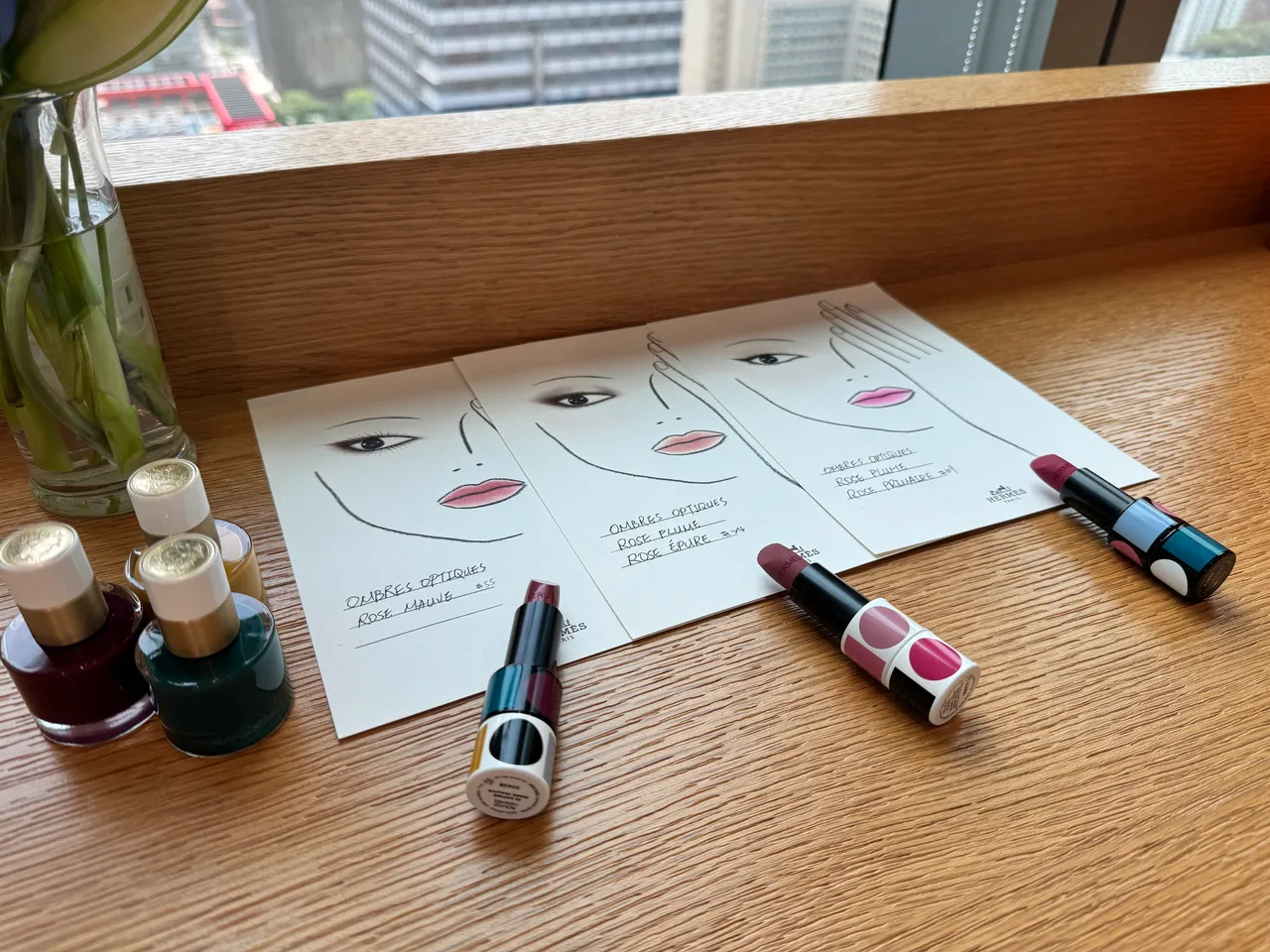 Rouge Hermès唇膏,各3.5g/2600元;指甲油,各15ml/1880元。张家玲摄