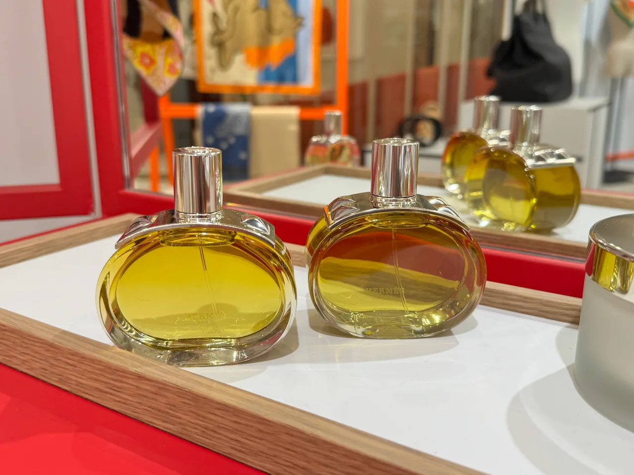 爱马仕Barénia馥郁淡香精,30ml/3870元、60ml/5400元、100ml/7420元;补充装125ml/7420元、便携型(瓶装)15ml/1430元。张家玲摄