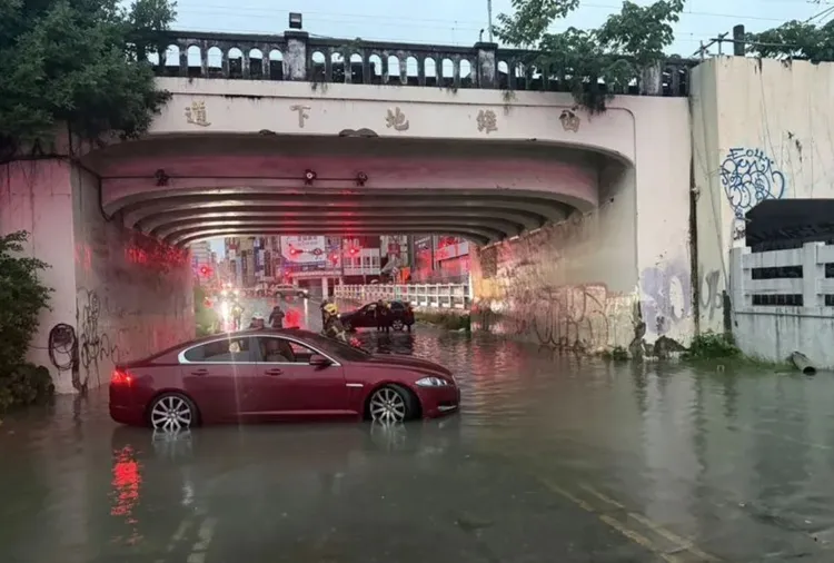 四維地下道一度積水，受困2車4人都平安脫困。消防局提供
