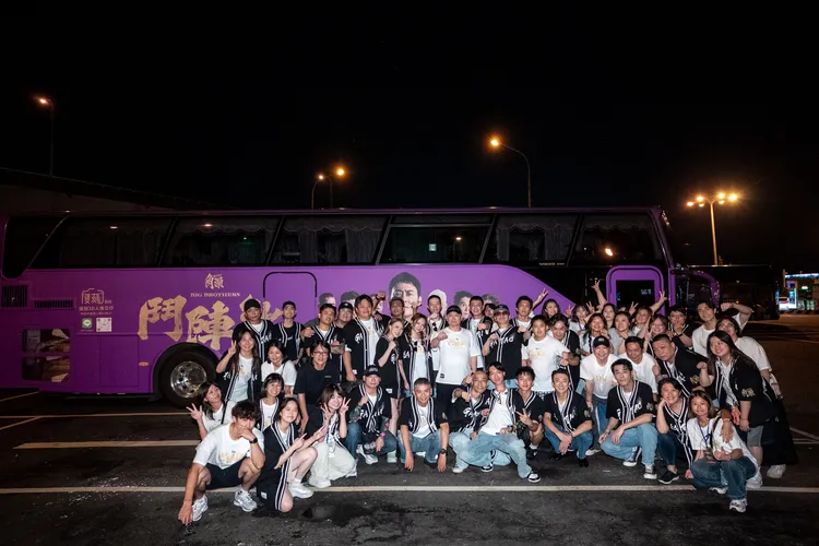 《角頭—鬥陣欸》大陣仗巡迴謝票，出動2台遊覽車。曼尼娛樂提供