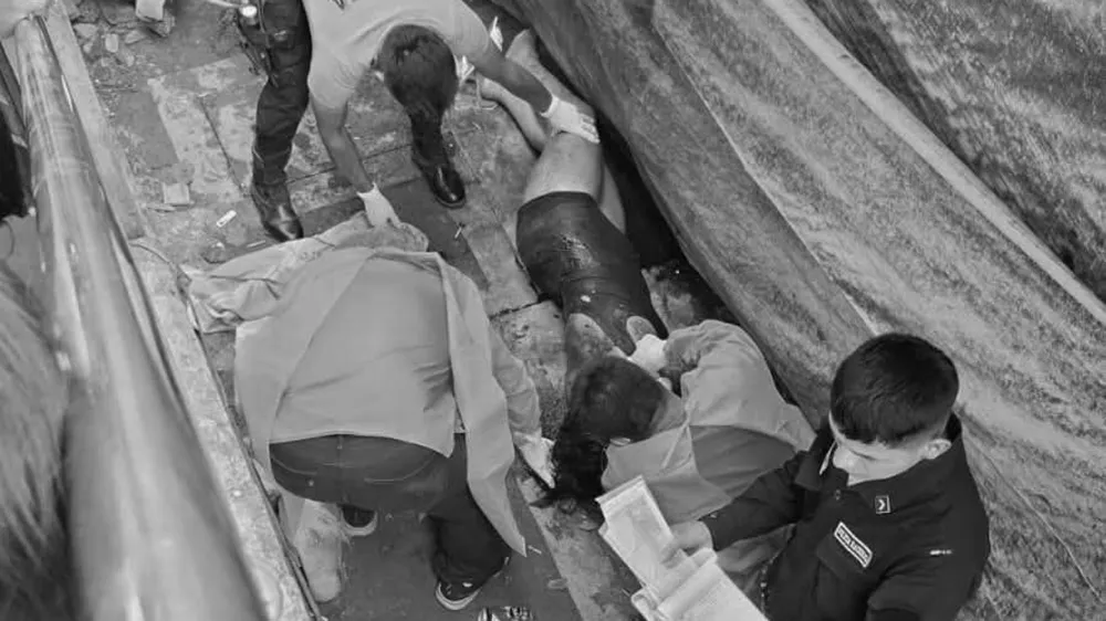 醫護在現場搶救埃米莉,但她仍當場死亡。翻攝自X