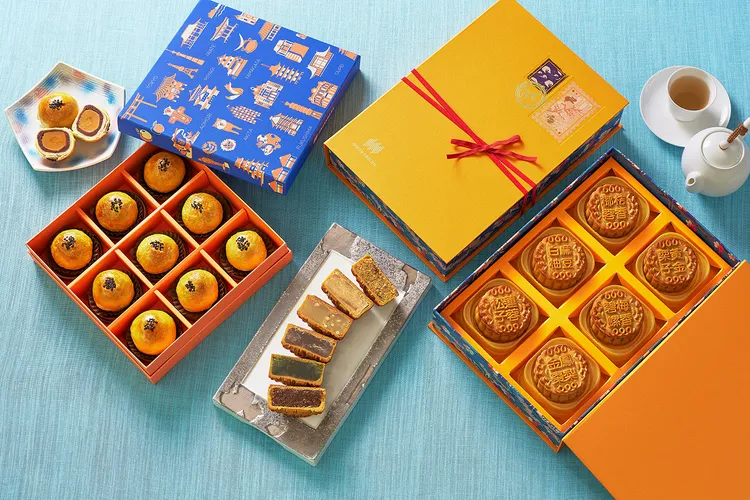 JR東日本大飯店台北今年中秋推出兩款應景禮盒，主打台日共融、風味層次分明的「東韻明月廣式月餅禮盒」，與外酥內潤、甜鹹平衡的「經典蛋黃酥禮盒」，9/15前預購，享88折優惠。JR東日本大飯店台北提供