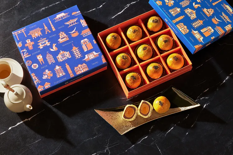 JR東日本大飯店台北的「蛋黃酥禮盒」（九入／售價980元），強調手工製作與多層工藝，外皮選用進口奶油與麵粉揉合、中心飽含紅土醃漬鹹蛋黃，外盒圖騰結合JR東日本集團所屬地區地標。JR東日本大飯店台北提供