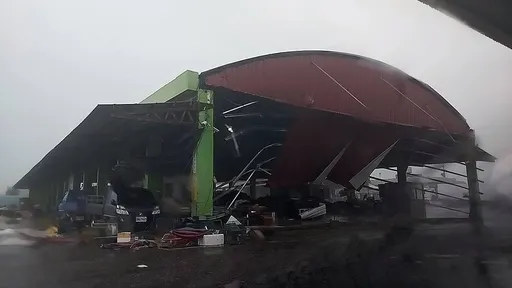 楊柳登陸!台東加油站、果菜市場屋頂遭掀翻 狂風暴雨影片曝