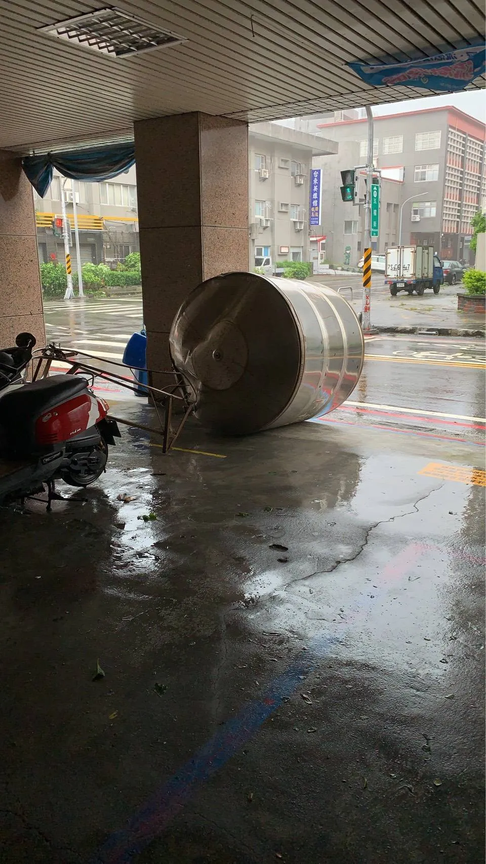 住户水塔遭吹翻在路上随意滚动,直至碰上骑楼柱子才停下。翻摄照片