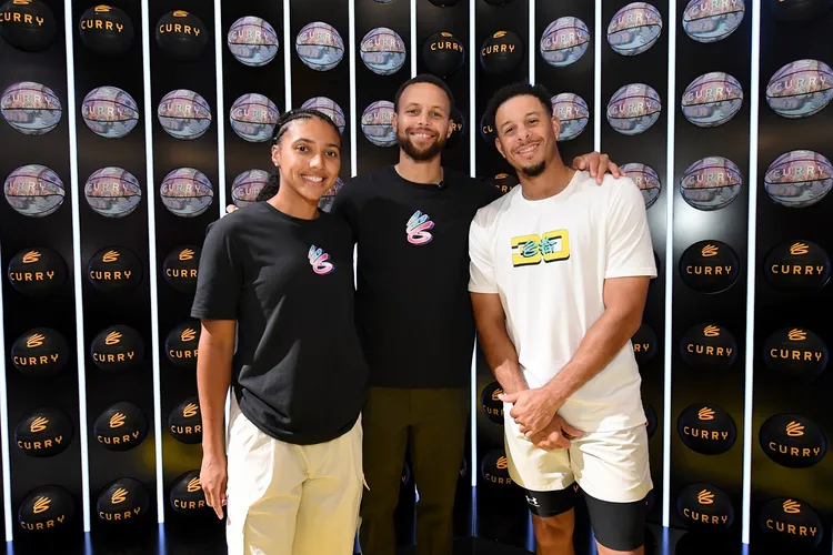 Stephen Curry與Seth Curry、NCAA女子籃球員Azzi Fudd迎來「2025年CURRY BRAND ASIA TOUR」。UA提供