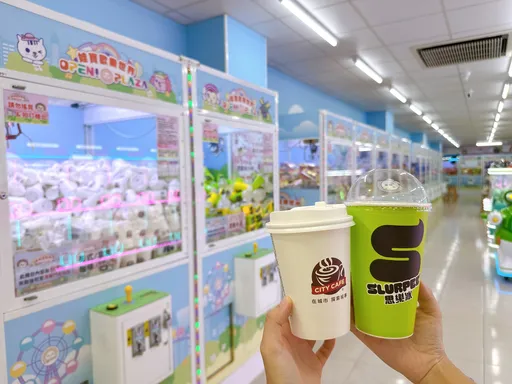 超商全台首间「夹娃娃机专门店」!30台可夹现做饮品 同业互拚开卖「娃包」